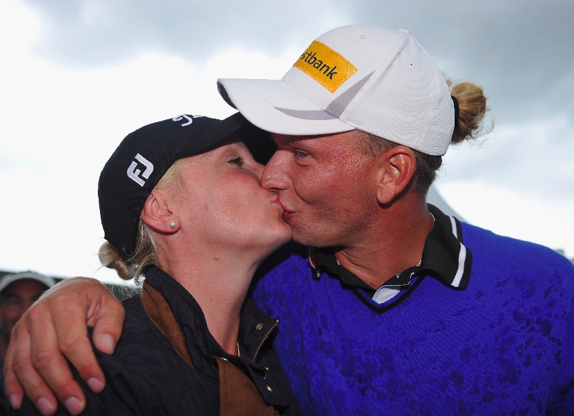 Golf Post - Marcel Siem mit Siegerkuss bei der Alstom Open de France in Paris im Juli 2012