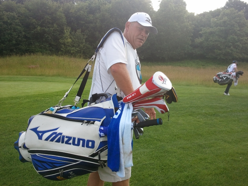 Golf Post - Marcel Siems Caddie mit den 1. FC Köln Schlägerhauben bei der BMW International Open 2012 in Köln
