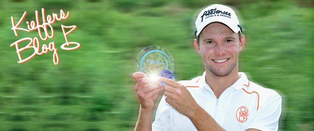 Maximilian Kieffer bekam in Schottland die Trophäe für den Schlag des Monats April. (Foto: Golf Post)