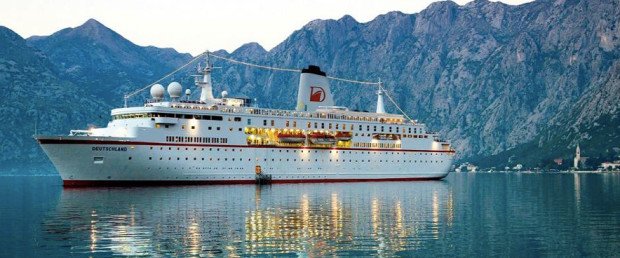 Neues Führungspersonal an Bord der DEUTSCHLAND. (Foto: Reederei Dahlmann)