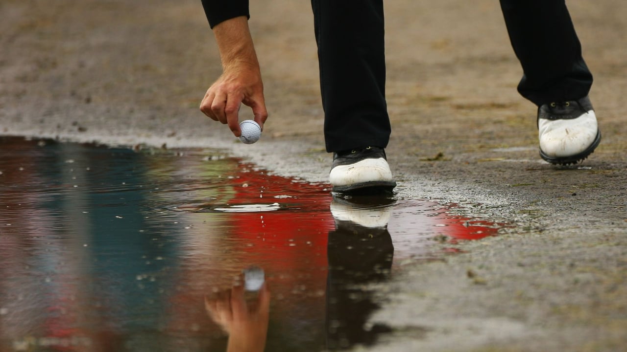 Pfützen auf dem Platz gelten als zeitweiliges Wasser. Golf Post erklärt die dazugehörigen Golfregeln. (Foto: Getty) Pfützen auf dem Platz gelten als zeitweiliges Wasser. Golf Post erklärt die dazugehörigen Golfregeln. (Foto: Getty)