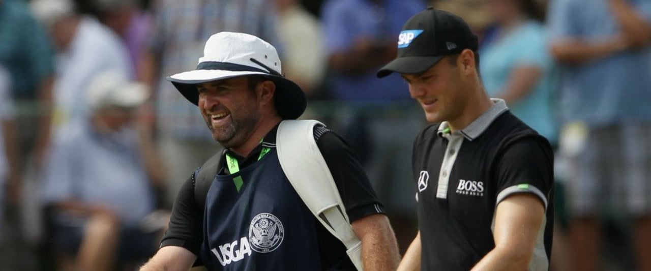 Zusammen mit seinem Caddy macht sich Martin Kaymer auf den Weg und will die beste Ausgangsposition für den Finaltag. (Foto: Getty) Zusammen mit seinem Caddy macht sich Martin Kaymer auf den Weg und will die beste Ausgangsposition für den Finaltag. (Foto: Getty)