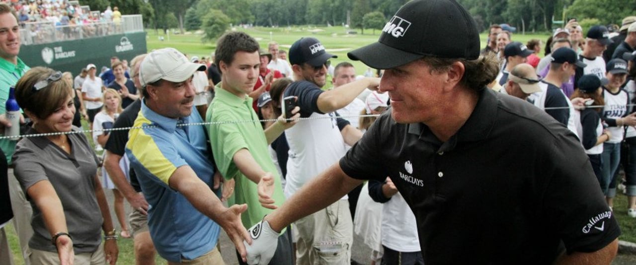 Phil Mickelson machte zweimal einen Ausflug auf die Zuschauertribüne um einen verirrten Ball wieder auf Kurs zu bringen. (Foto: Getty) Phil Mickelson machte zweimal einen Ausflug auf die Zuschauertribüne um einen verirrten Ball wieder auf Kurs zu bringen. (Foto: Getty)