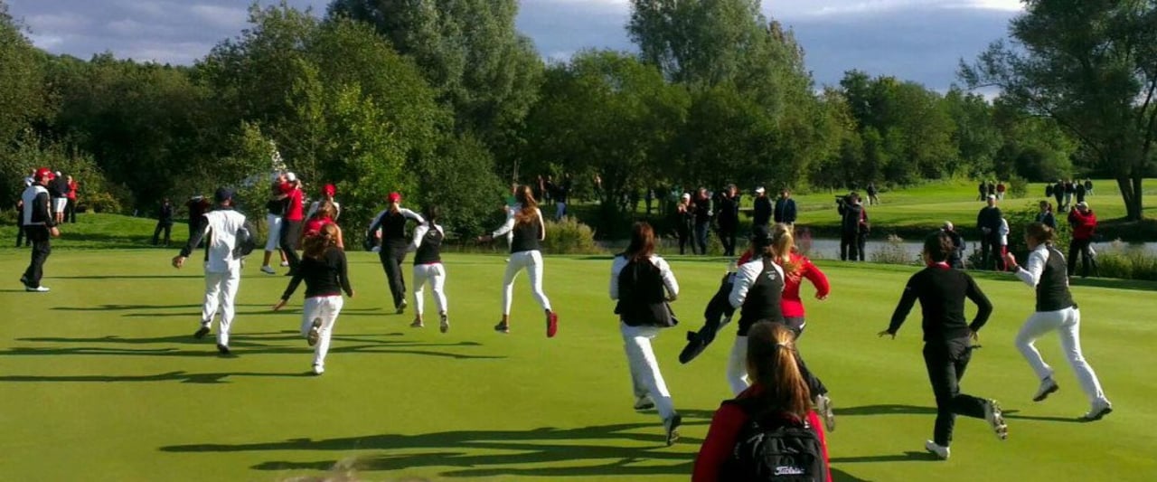 Der Jubel bei den Damen des GC St. Leon-Rot war riesig. Nachdem Karolin Lampert den letzten Putt sicher gelocht hatte, stürmten ihre Mannschaftskammeradinnen aufs Grün. )Foto: Golf Post)