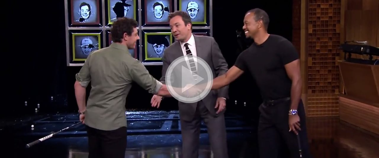 Ein Duell der besonderen Art: Tiger als Caddy von Fallon, der mit McIlroy auf Scheiben schießt. Ein Duell der besonderen Art: Tiger als Caddy von Fallon, der mit McIlroy auf Scheiben schießt.