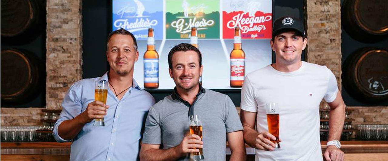 Beim Anstoßen auf ein neues Unternehmen. Jacobson, McDowell und Bradley mit ihrer Bieridee. (Foto: Facebook/GolfBeer) Beim Anstoßen auf ein neues Unternehmen. Jacobson, McDowell und Bradley mit ihrer Bieridee. (Foto: Facebook/GolfBeer)