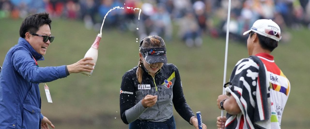 Mit erst 19-Jahren gewinnt Kyu Yung Baek die HanaBankChampionship und feiert damit ihren ersten Sieg auf der LPGA Tour. (Foto: Getty) Mit erst 19-Jahren gewinnt Kyu Yung Baek die HanaBankChampionship und feiert damit ihren ersten Sieg auf der LPGA Tour. (Foto: Getty)