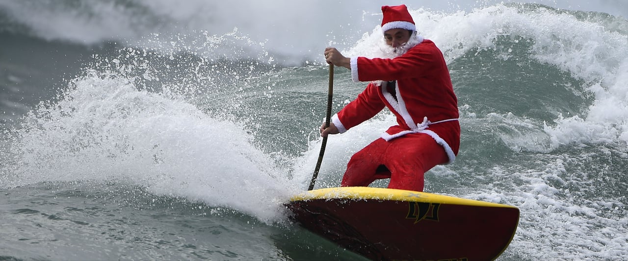 Als moderner Bubbaclaus würde auch Bubba Watson als sportlicher Weihnachtsmann seine Geschenke verteilen. Vielleicht wie in seinem neuen Song mit einem Luftkissen. (Foto: Getty) Als moderner Bubbaclaus würde auch Bubba Watson als sportlicher Weihnachtsmann seine Geschenke verteilen. Vielleicht wie in seinem neuen Song mit einem Luftkissen. (Foto: Getty)