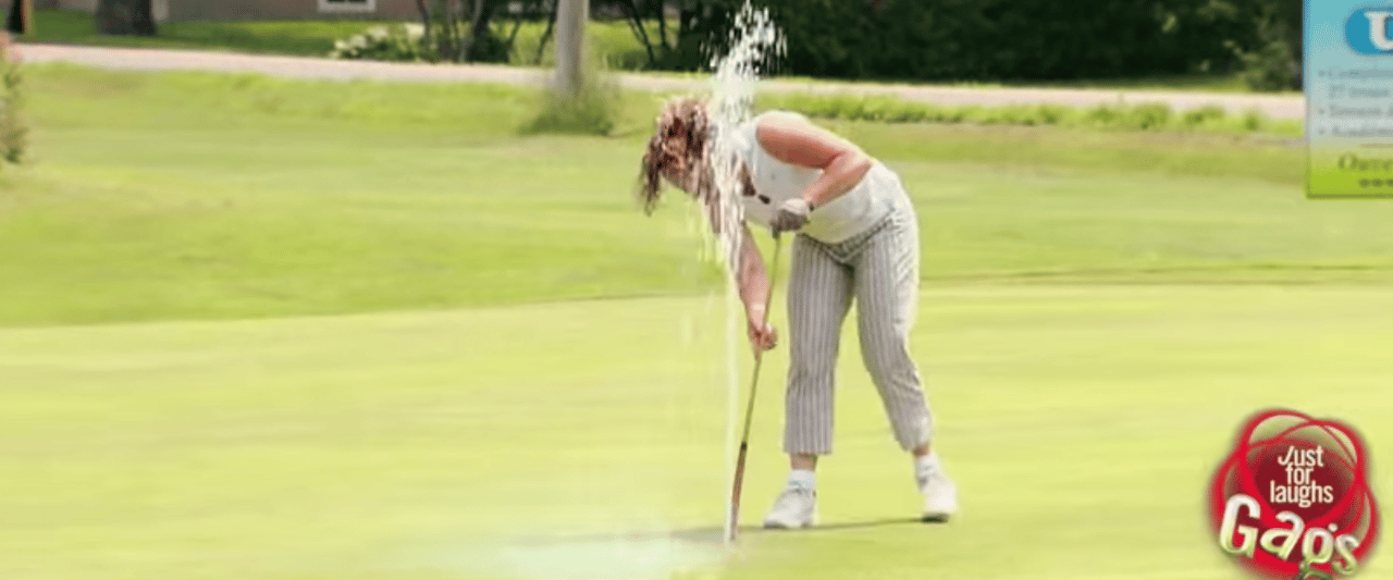 Da bringt's auch nichts, den Putter reinzustopfen - aber gute Idee eigentlich! (Foto: Youtube) Da bringt's auch nichts, den Putter reinzustopfen - aber gute Idee eigentlich! (Foto: Youtube)