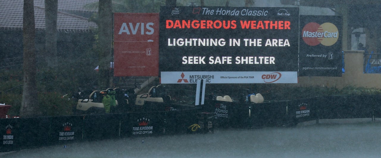 Die PGA Tour ließ die Caddies bei der Honda Classic im wahrsten Sinne des Wortes im Regen stehen. Die PGA Tour ließ die Caddies bei der Honda Classic im wahrsten Sinne des Wortes im Regen stehen.