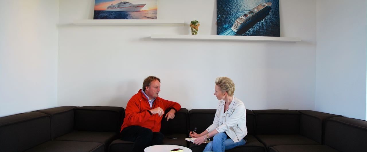 Guido Tillmanns (li.) im Interview mit Golf Post: "Auf einer Kreuzfahrt entdeckt man soviel wie bei keiner anderen Art zu reisen." (Foto: Golf Post)