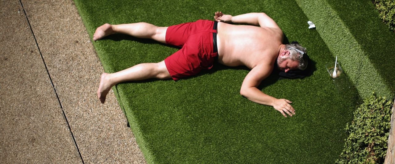 Für eine erfolgreiche Golfrunde auch bei Hitze: Eincremen, Kopfbedeckung, helle Kleidung und viel zu trinken. (Foto: Getty) Für eine erfolgreiche Golfrunde auch bei Hitze: Eincremen, Kopfbedeckung, helle Kleidung und viel zu trinken. (Foto: Getty)