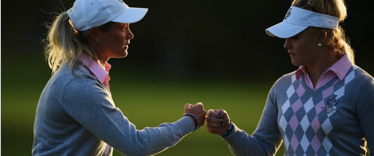 Suzann Pettersen (l.) und Charley Hull drehen am frühen Sonntagmorgen ihr am Vortag wegen Dunkelheit abgebrochenes Match auf den letzten drei Löchern. Suzann Pettersen (l.) und Charley Hull drehen am frühen Sonntagmorgen ihr am Vortag wegen Dunkelheit abgebrochenes Match auf den letzten drei Löchern.