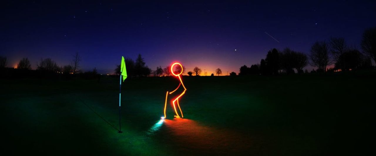 Wenn die Nächte länger werden und man trotzdem golfen möchte: Nachtgolf (Foto: flickr)