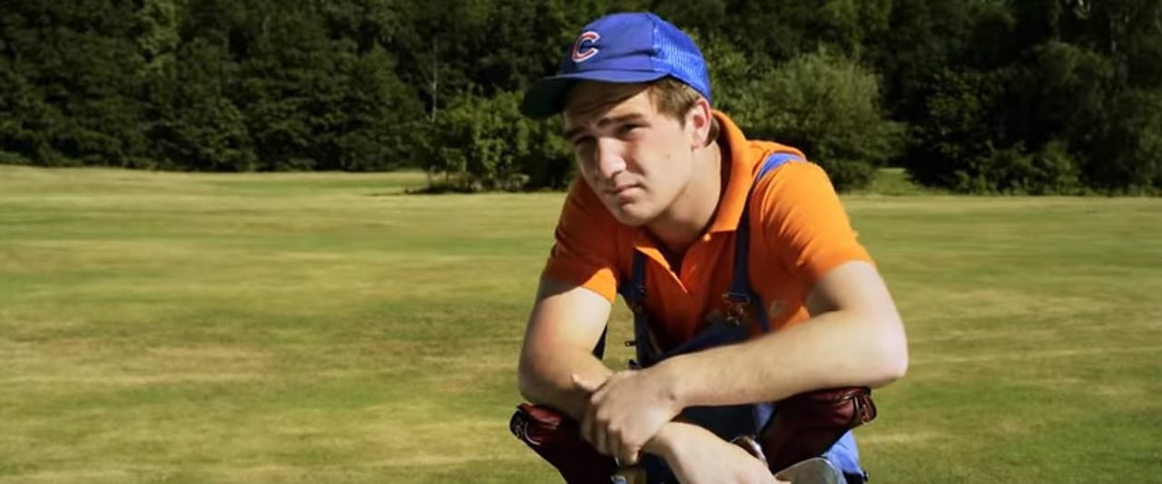 Ein "Wurstjunge" als Caddie? Das geht nur bei den Snobs. (Foto: Screenshot) Ein "Wurstjunge" als Caddie? Das geht nur bei den Snobs. (Foto: Screenshot)