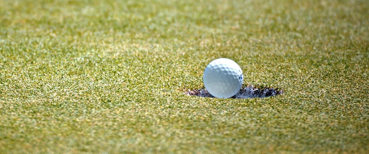 So nah dran und trotzdem landet der Ball nicht im Loch. Die unglücklichsten Momente bei der European Tour 2015 im Video. (Foto: getty) So nah dran und trotzdem landet der Ball nicht im Loch. Die unglücklichsten Momente bei der European Tour 2015 im Video. (Foto: getty)