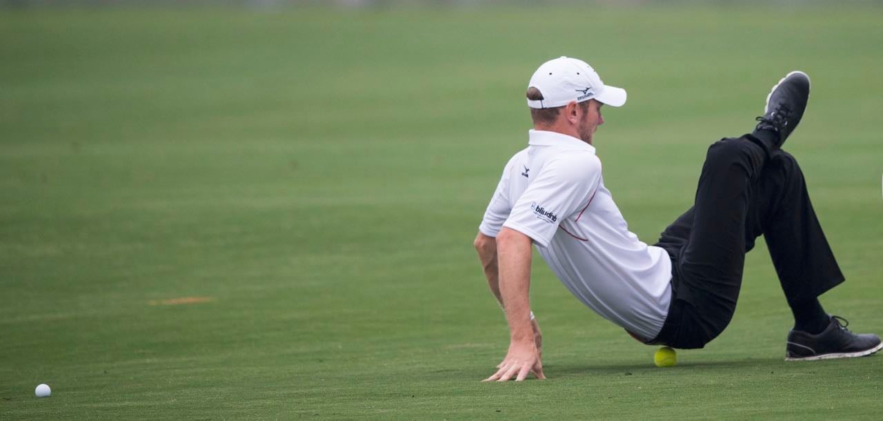 Faszien können mit verschiedenen Hilfen angesprochen werden: auch ein Tennisball tut's manchmal, wie hier bei Chris Wood. (Foto: Getty) Faszien können mit verschiedenen Hilfen angesprochen werden: auch ein Tennisball tut's manchmal, wie hier bei Chris Wood. (Foto: Getty)