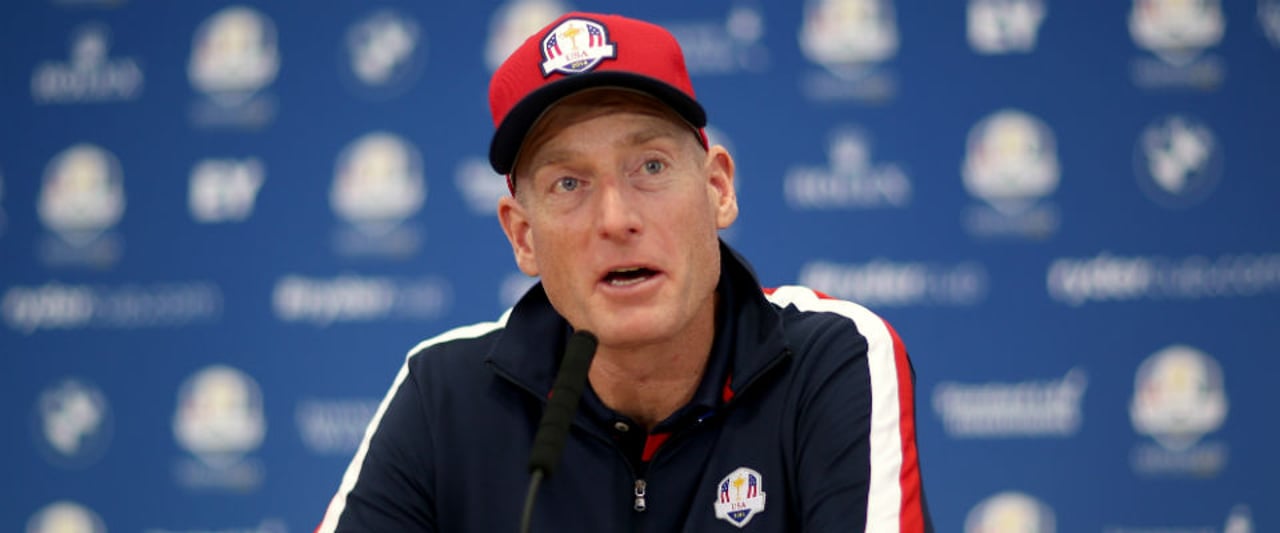 Zum Zuschauen verdammt: Jim Furyk muss unters Messer und fällt wohl drei Monate aus. (Foto: Getty) Zum Zuschauen verdammt: Jim Furyk muss unters Messer und fällt wohl drei Monate aus. (Foto: Getty)