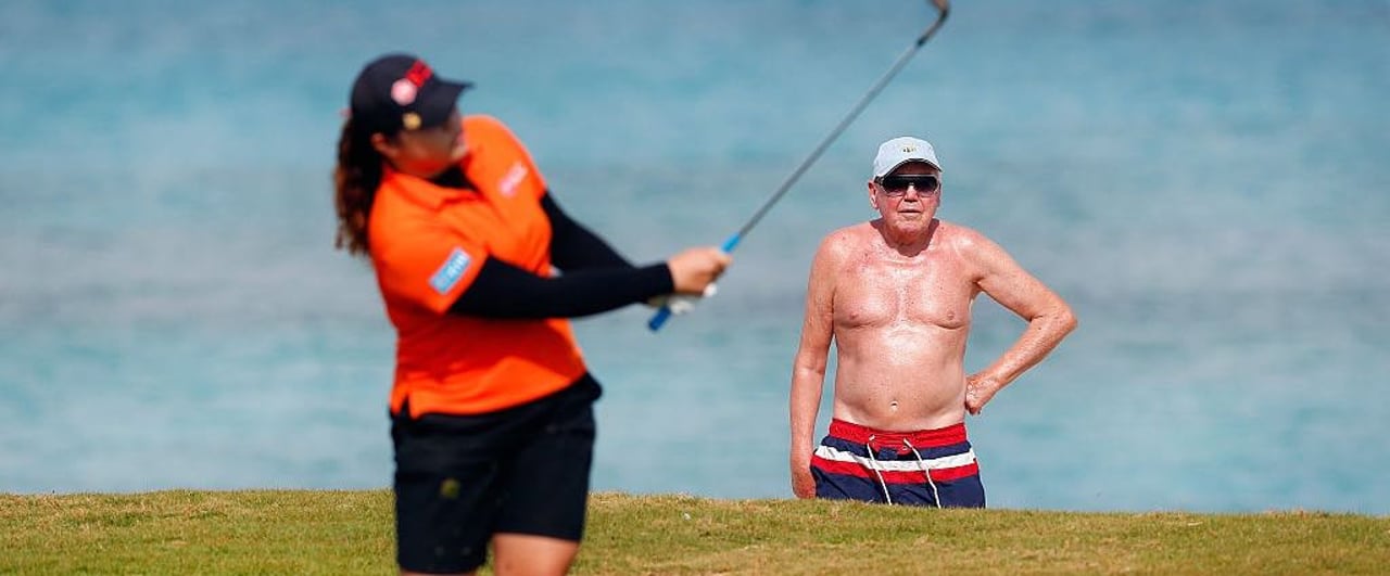 Ein Badegast beobachtet das Spiel der Pure Silk Bahamas LPGA Classic im Ocean Club auf den Bahamas. (Foto: Getty) Ein Badegast beobachtet das Spiel der Pure Silk Bahamas LPGA Classic im Ocean Club auf den Bahamas. (Foto: Getty)