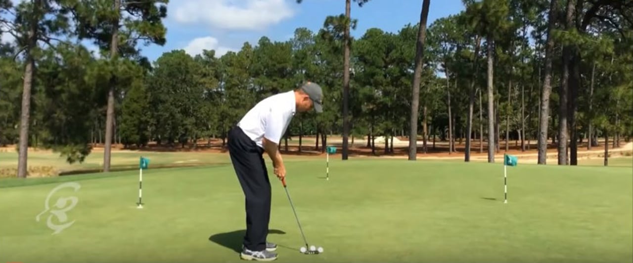 Kelly Mitchum ist PGA Pro und Golf-Trainer bei der Pinehurst Golf Academy und begnadeter Putt-Spieler. (Foto: Screenshot) Kelly Mitchum ist PGA Pro und Golf-Trainer bei der Pinehurst Golf Academy und begnadeter Putt-Spieler. (Foto: Screenshot)