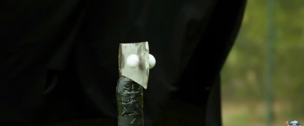Wie durch Butter schiebt sich die Klinge der Axt durch den Golfball. (Foto: Screenshot) Wie durch Butter schiebt sich die Klinge der Axt durch den Golfball. (Foto: Screenshot)