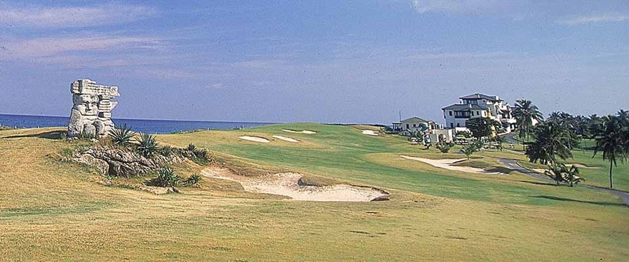 Varadero ist aktuell die einzige 18-Loch-Anlage auf Kuba, insgesamt 13 Plätze sind allerdings in Planung. Varadero ist aktuell die einzige 18-Loch-Anlage auf Kuba, insgesamt 13 Plätze sind allerdings in Planung.
