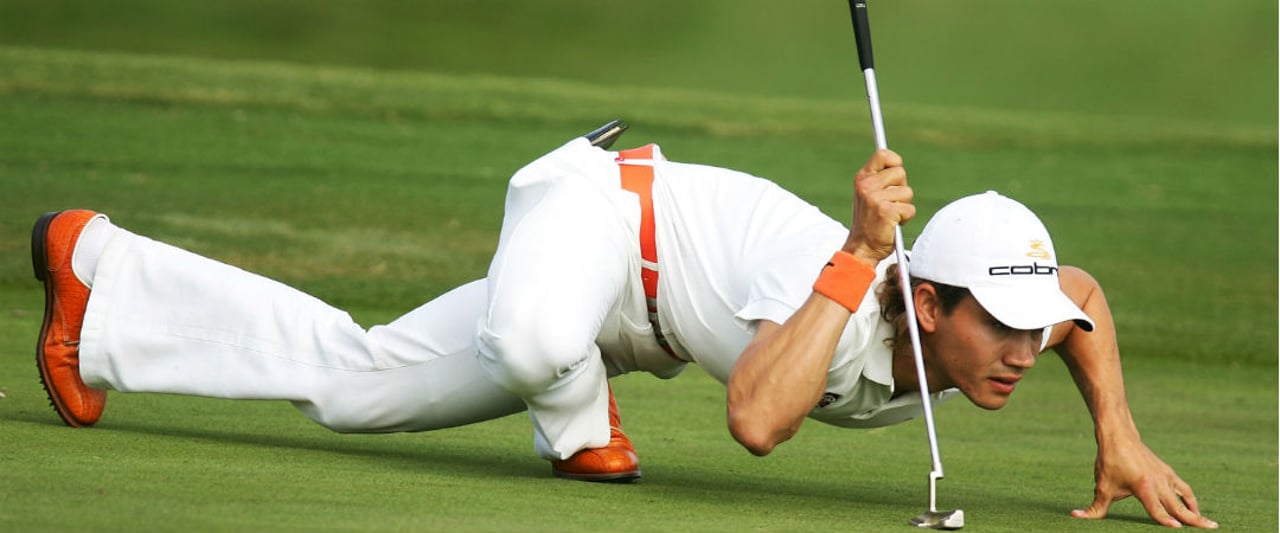 Es bedarf nicht immer einer akrobatischen Meisterleistung, um erfolgreich zu Putten. Diese Ausführungen und ein Putt-Coaching können auch im Stehen ausgeführt werden. (Foto: Getty) Es bedarf nicht immer einer akrobatischen Meisterleistung, um erfolgreich zu Putten. Diese Ausführungen und ein Putt-Coaching können auch im Stehen ausgeführt werden. (Foto: Getty)