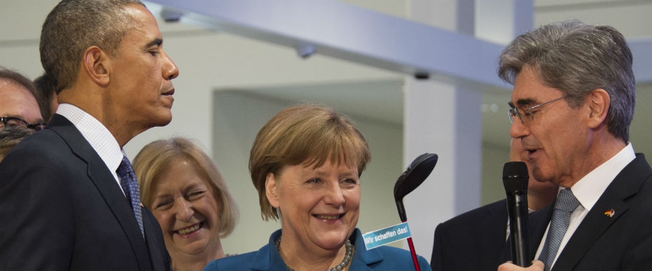 Golf Post Talk #17: Ein Schläger für den "First Golfer": Barack Obama erhält von Siemens-Chef Joe Kaeser eine golfige Aufmerksamkeit. (Foto: Getty)