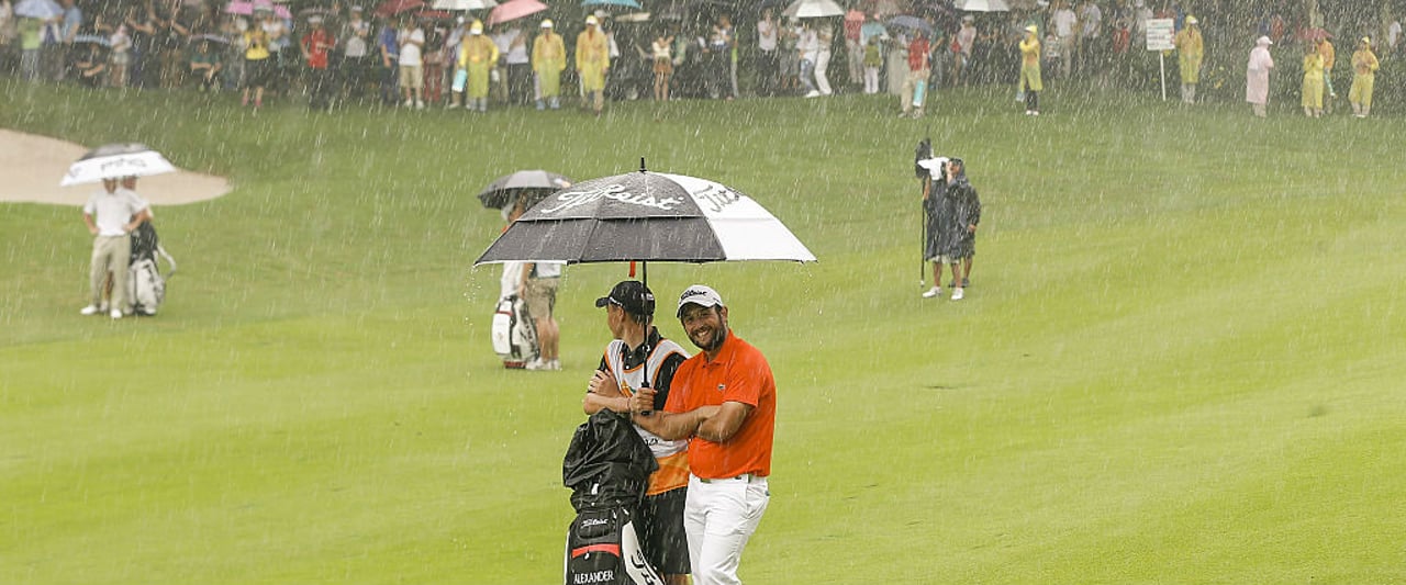 Wieder mal Regenwetter: Bei der Shenzhen International bleiben die die Pros auch am Finaltag im Regen stehen. (Foto: Getty) Wieder mal Regenwetter: Bei der Shenzhen International bleiben die die Pros auch am Finaltag im Regen stehen. (Foto: Getty)
