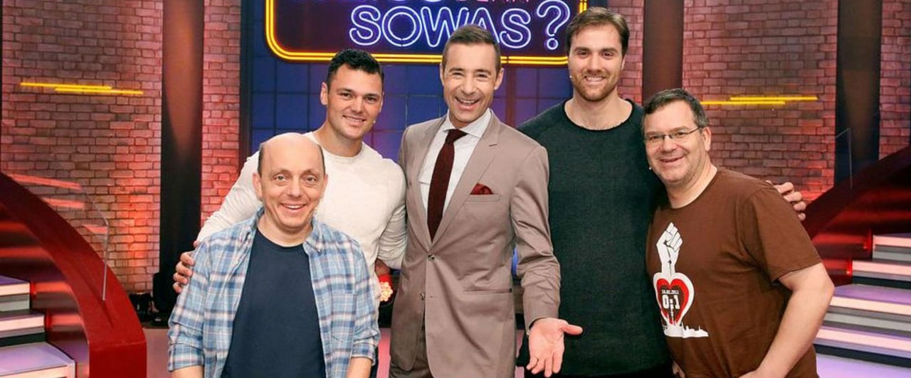 Bernhard Hoecker, Martin Kaymer, Kai Pflaume, Andreas Wolff und Elton (vl) bei der Quizshow "Wer weiss denn sowas?". (Foto: ARD Mediathek)