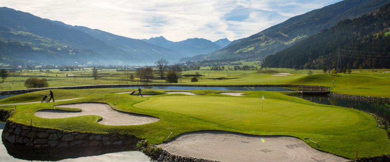 Golf im Zillertal zwischen Bergen den Bergen brauch sich nicht vor anderen Destinationen verstecken. (Foto: Golfclub Zillertal) Golf im Zillertal zwischen Bergen den Bergen brauch sich nicht vor anderen Destinationen verstecken. (Foto: Golfclub Zillertal)
