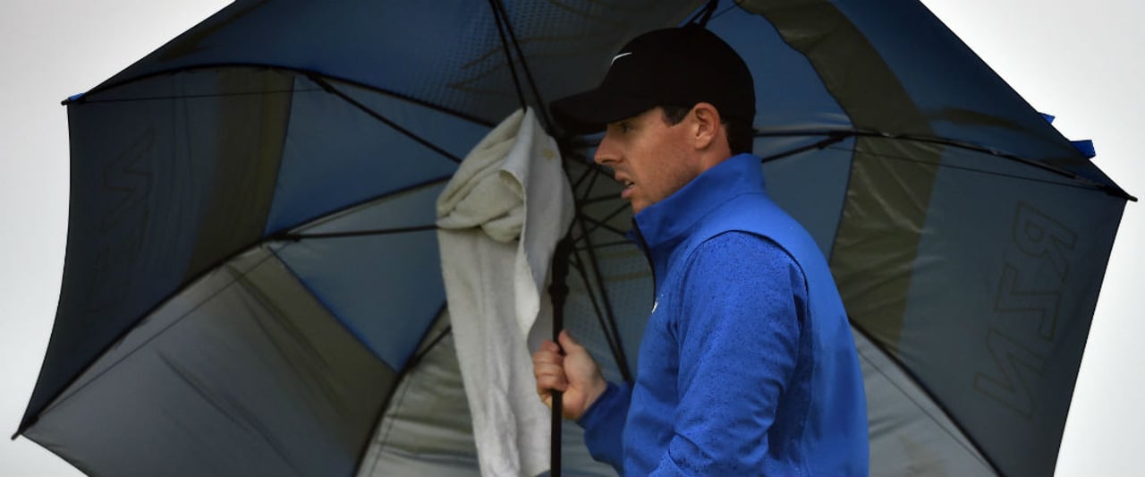 Rory McIlroy sucht Schutz vor Regen und Wind an Tag zwei der Open Championship im Royal Troon Golf Club. (Foto: Getty) Rory McIlroy sucht Schutz vor Regen und Wind an Tag zwei der Open Championship im Royal Troon Golf Club. (Foto: Getty)