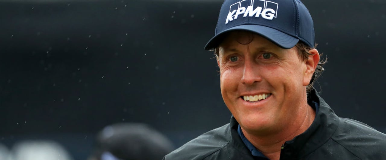 Wie lange lacht Phil Mickelson noch? "Lefty" führt die British Open an, wird allerdings von zwei Skandinaviern gejagt. (Foto: Getty) Wie lange lacht Phil Mickelson noch? "Lefty" führt die British Open an, wird allerdings von zwei Skandinaviern gejagt. (Foto: Getty)