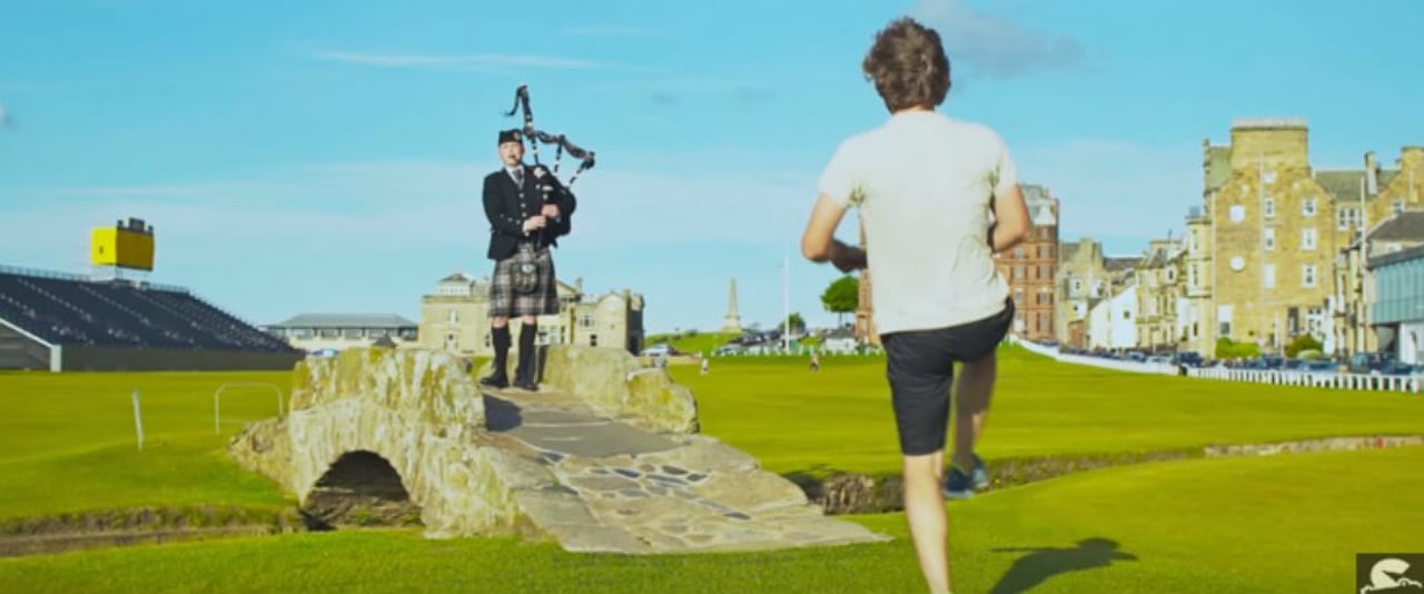 Auch das ist Schottland: Einmal zu Dudelsackmusik auf dem Old Course tanzen. (Foto: Screenshot) Auch das ist Schottland: Einmal zu Dudelsackmusik auf dem Old Course tanzen. (Foto: Screenshot)