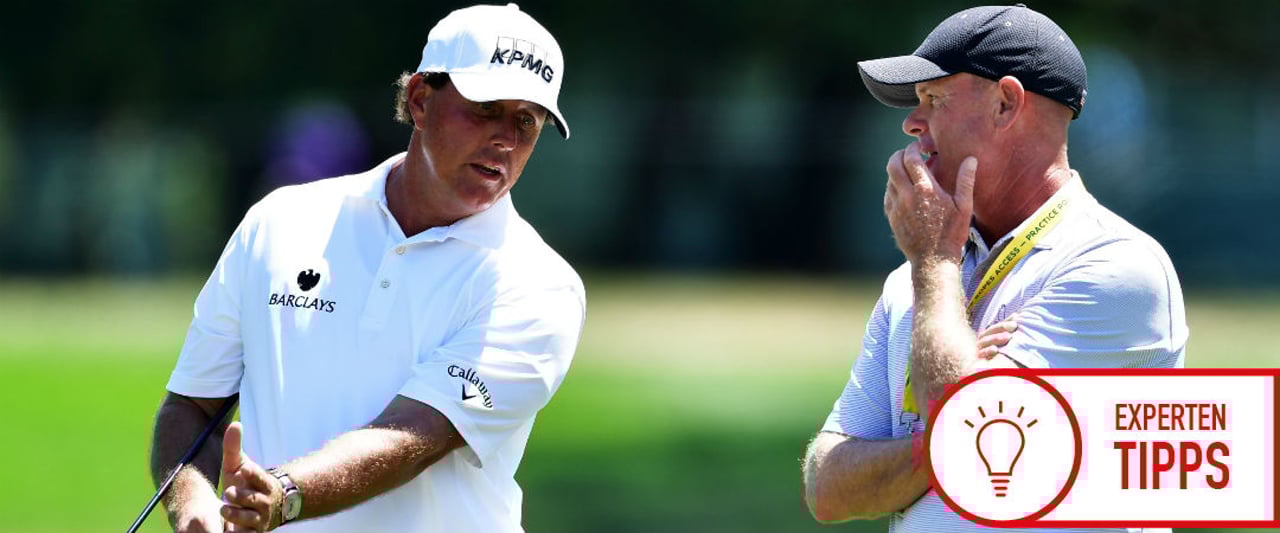 Phil Mickelson bespricht mit seinem Coach Andrew Getson sein Spiel. Werda wohl das Sagen hat? (Foto: Getty) Phil Mickelson bespricht mit seinem Coach Andrew Getson sein Spiel. Werda wohl das Sagen hat? (Foto: Getty)