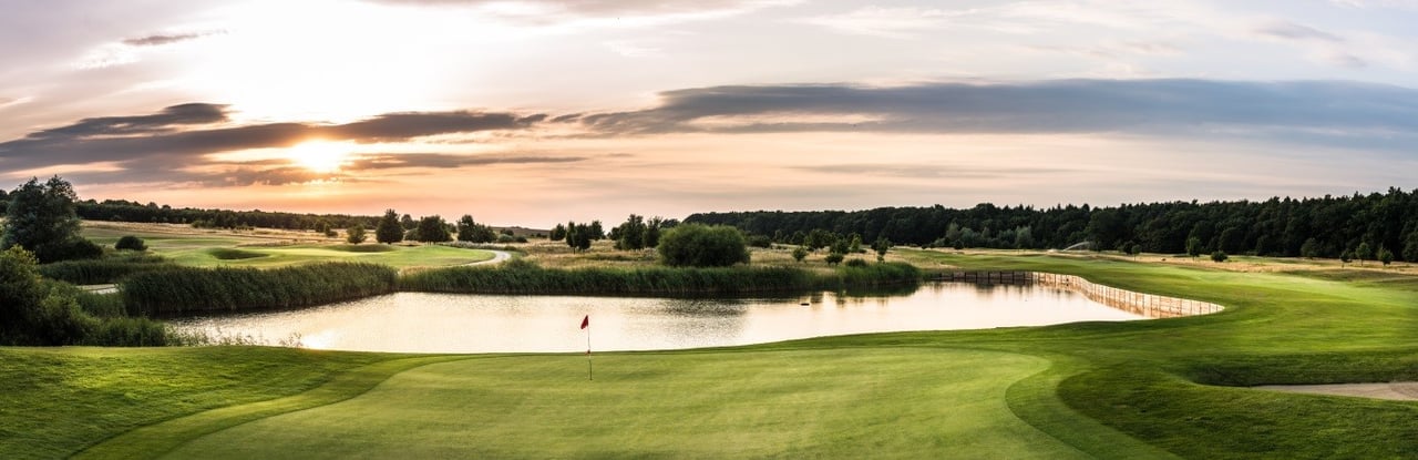 Der Schlossplatz am Fleesensee ist der ideale Ort, um eine Auszeit vom Alltag einzulegen. (Foto: Fleesensee) Der Schlossplatz am Fleesensee ist der ideale Ort, um eine Auszeit vom Alltag einzulegen. (Foto: Fleesensee)