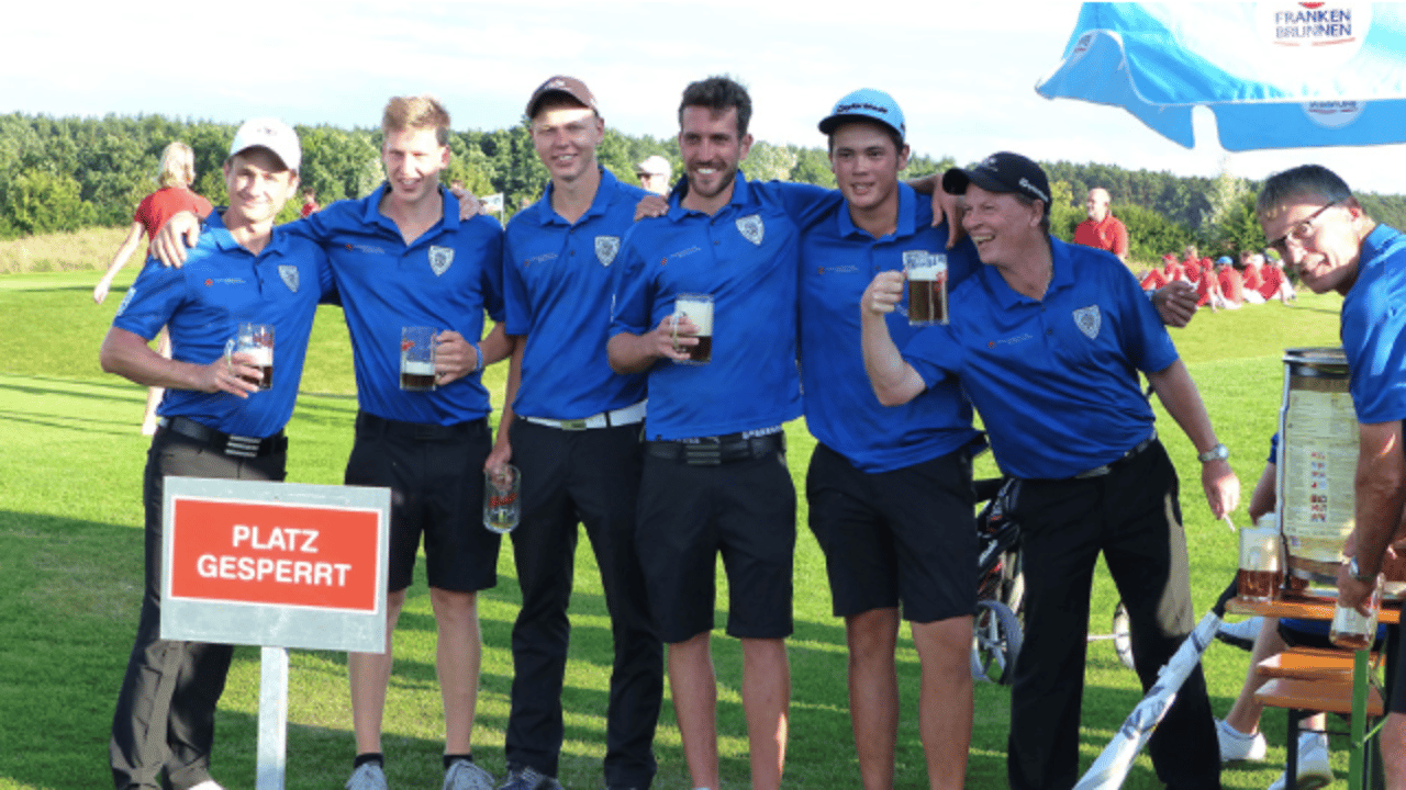 Freibier für alle: Die Männer des GC Herzogenaurach feierten Tagessieg und Klassenerhalt. Foto: DGV/Kirmaier