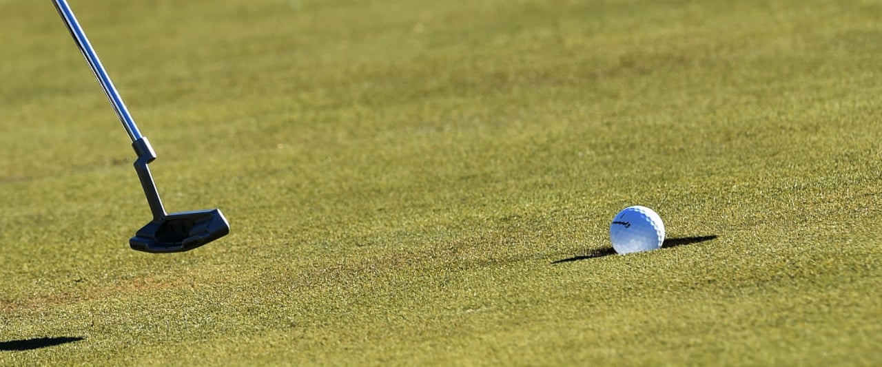 Den Golfball mittels Line Up markieren für eine höhere Putt-Garantie. Hilft das wirklich? (Foto: Getty)