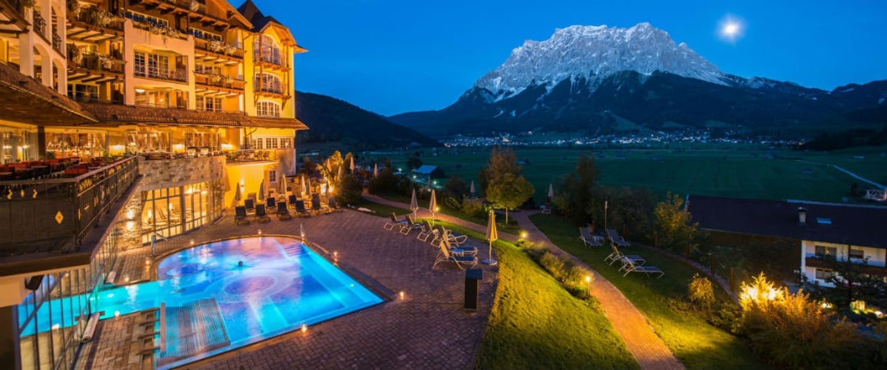Golf und Entspannung mit Panoramablick auf die Zugspitze. (Foto: Hotel Post Lermoos) Golf und Entspannung mit Panoramablick auf die Zugspitze. (Foto: Hotel Post Lermoos)