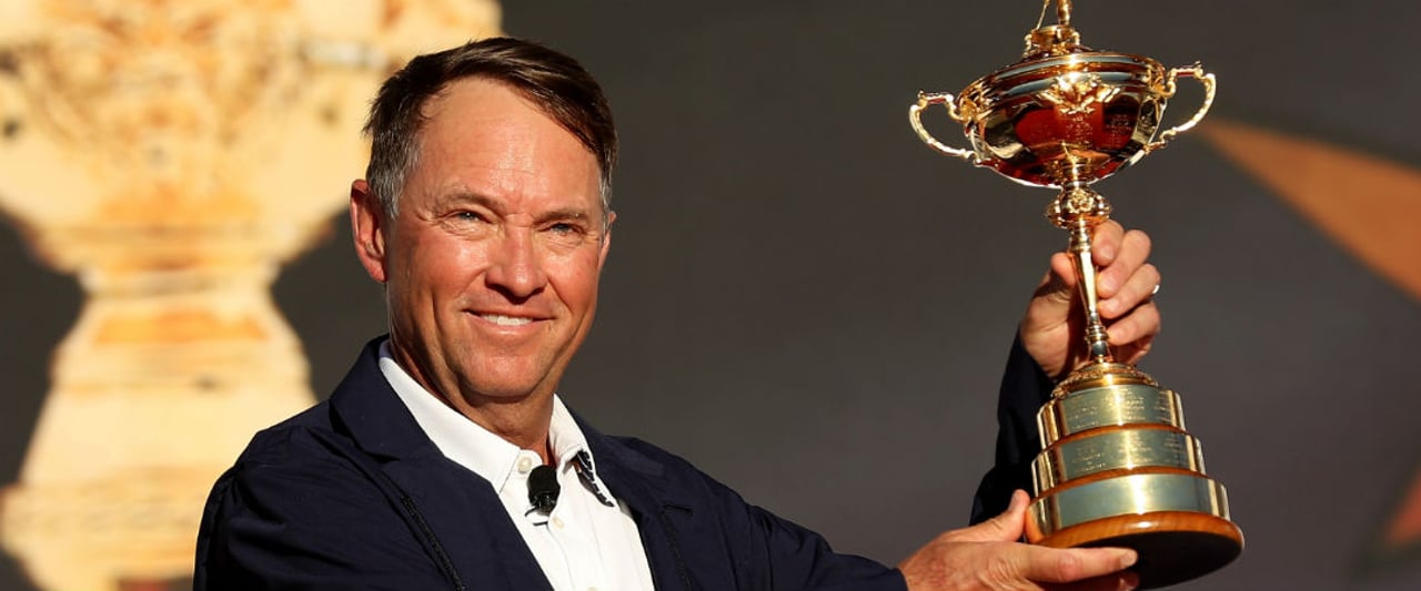 Davis Love III hält den Ryder Cup in den Händen nach einem eindeutigen Sieg der USA. (Foto: Getty) Davis Love III hält den Ryder Cup in den Händen nach einem eindeutigen Sieg der USA. (Foto: Getty)