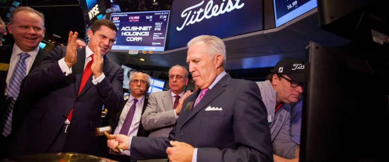 Acushnet CEO Wally Uihlein (re. vorne) eröffnete den Handel mit "GOLF"-Anteilen mit einem typischen Glockenschlag. (Foto: Getty)