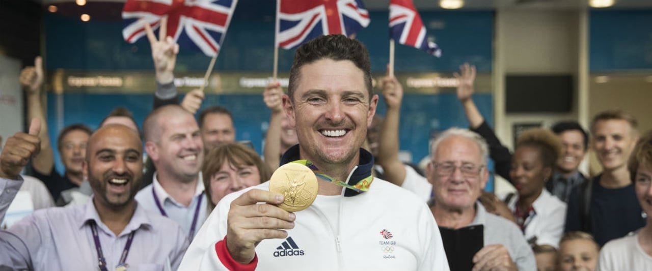 Justin Rose hat doppelt Grund zum Lachen: Zu seiner Golfmedaille bekommt er eine besondere Ehrung von der Queen. (Foto: Getty) Justin Rose hat doppelt Grund zum Lachen: Zu seiner Golfmedaille bekommt er eine besondere Ehrung von der Queen. (Foto: Getty)