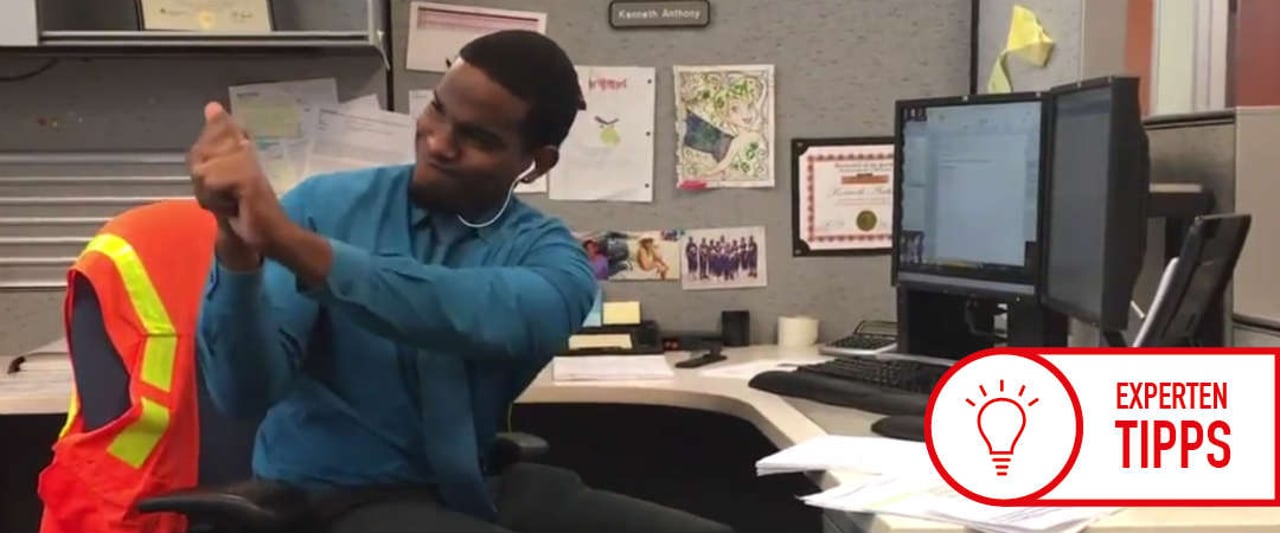 Ob Im Büro oder zu Hause, überall läasst sich Golftraining in den Alltag integrieren. (Foto: Screenshot Youtube.com) Ob Im Büro oder zu Hause, überall läasst sich Golftraining in den Alltag integrieren. (Foto: Screenshot Youtube.com)