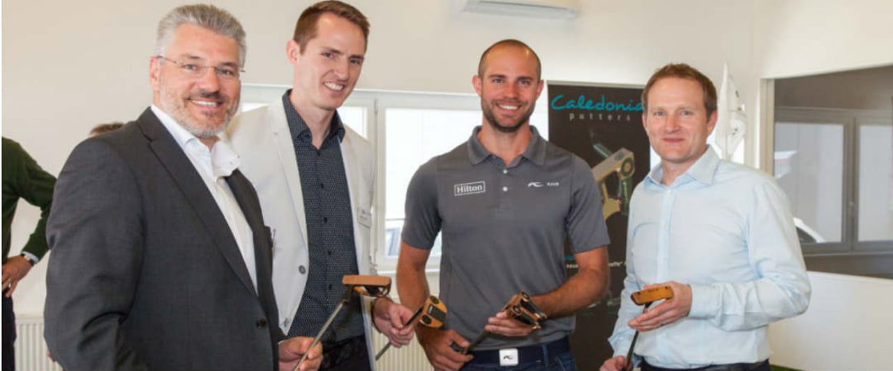Der Direktor Sales & Marketing bei Caledonia, Robbie Sowden (2. v. li.) hat zusammen mit Bernd Ritthammer (2. v. re.) und weiteren Verantwortlichen das neue Putting Performance Center in Hirschberg eingeweiht. (Foto: Caledonia) Der Direktor Sales & Marketing bei Caledonia, Robbie Sowden (2. v. li.) hat zusammen mit Bernd Ritthammer (2. v. re.) und weiteren Verantwortlichen das neue Putting Performance Center in Hirschberg eingeweiht. (Foto: Caledonia)