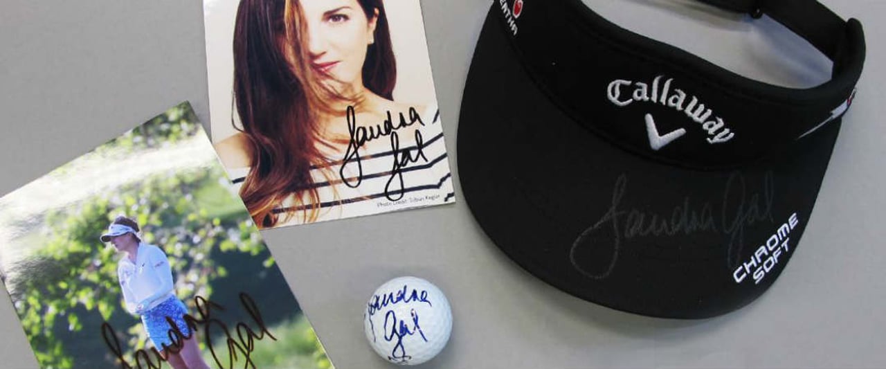 Auf dieses signierte Fanpaket von Sandra Gal können Sie bieten. (Foto: United Charity) Auf dieses signierte Fanpaket von Sandra Gal können Sie bieten. (Foto: United Charity)