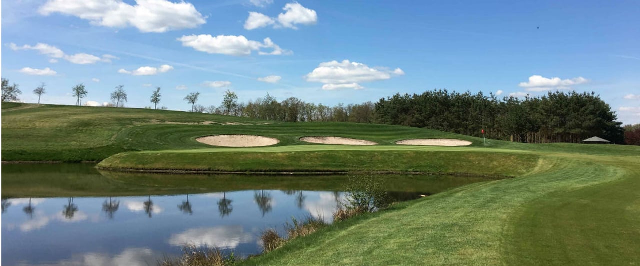 Die 18. Bahn des Nord-Course Green Eagle hat alles, was es für ein spannendes Finale bei der Porsche European Open braucht. (Foto: Golf Post) Die 18. Bahn des Nord-Course Green Eagle hat alles, was es für ein spannendes Finale bei der Porsche European Open braucht. (Foto: Golf Post)