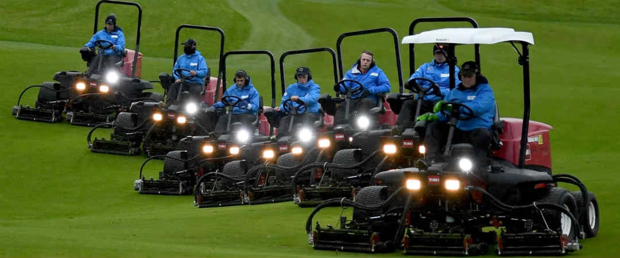 Ein Greenkeeper kommt selten allein. Die Rasenpflege wird in Teamarbeit erledigt. (Foto: Getty) Ein Greenkeeper kommt selten allein. Die Rasenpflege wird in Teamarbeit erledigt. (Foto: Getty)