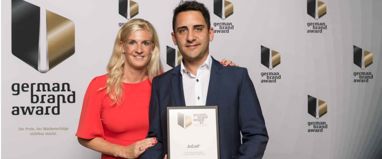 Die Inhaber des Elektro-Trolley-Herstellers JuCad zeigen sich begeistert von der Auszeichnung. (Foto: JuCad) Die Inhaber des Elektro-Trolley-Herstellers JuCad zeigen sich begeistert von der Auszeichnung. (Foto: JuCad)