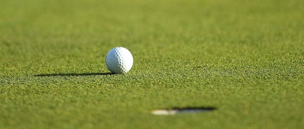 Der Backspin sorgt dafür, dass der Ball auf dem Grün liegen bleibt. (Foto: Getty) Der Backspin sorgt dafür, dass der Ball auf dem Grün liegen bleibt. (Foto: Getty)