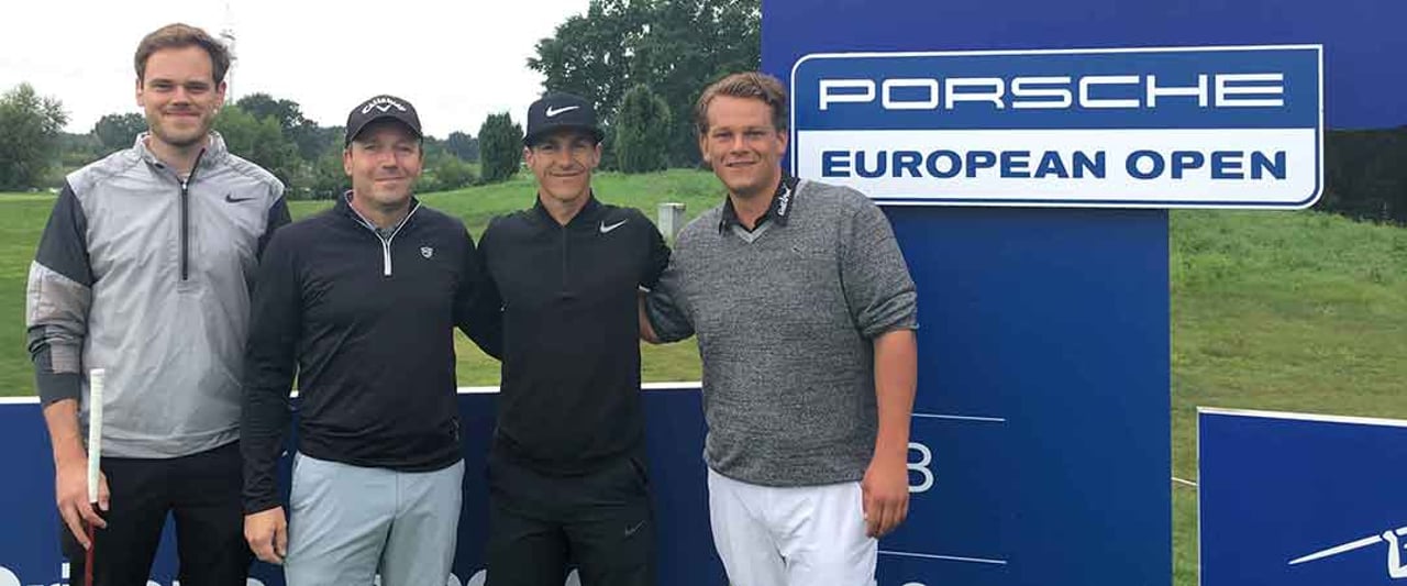 Die Gewinner des Porsche Generations Cup (li.), Thorbjörn Olesen (2. v. re.) und Golf Post Redakteur Robin Bulitz (re.) schmissen sich in die Regenklamotten und nahmen es beim ProAm der Porsche European Open mit dem überfluteten Platz auf. (Foto: Golf Post) Die Gewinner des Porsche Generations Cup (li.), Thorbjörn Olesen (2. v. re.) und Golf Post Redakteur Robin Bulitz (re.) schmissen sich in die Regenklamotten und nahmen es beim ProAm der Porsche European Open mit dem überfluteten Platz auf. (Foto: Golf Post)